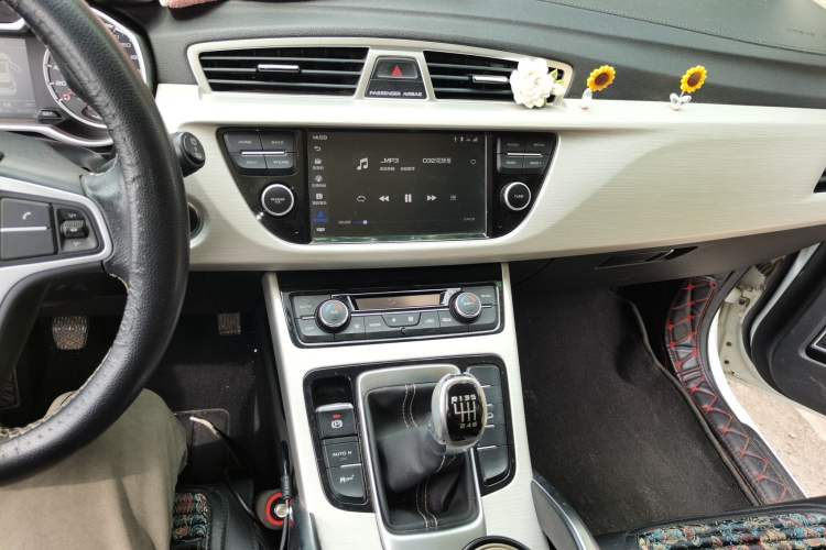 Used Geely Auto Emgrand X7 Sport 2018 1.8TD Manual Two-Wheel Drive Zhiya Model Audio And AC Panel