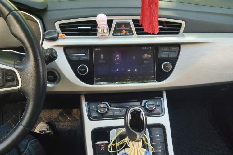 Used Geely Auto Emgrand X7 Sport 2018 1.8TD Automatic Two-Wheel Drive Smart Connect 4G Internet Edition Audio And AC Panel