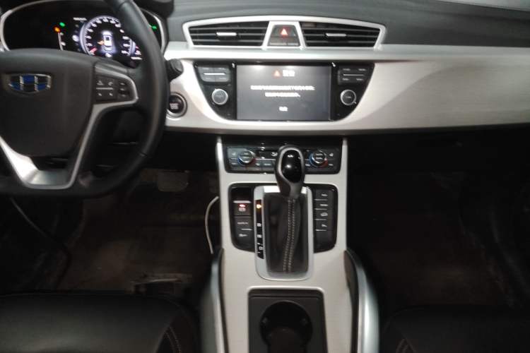 Used Geely Auto Emgrand X7 Sport 2018 1.8TD Automatic Two-Wheel Drive Smart Connect 4G Internet Edition Audio And AC Panel