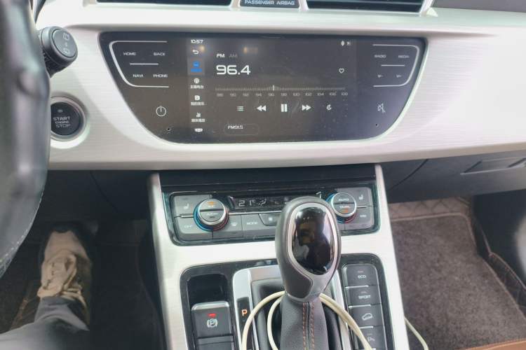 Used Geely Auto Emgrand X7 Sport 2018 1.8TD Automatic Two-Wheel Drive ZhiZun Model with 4G Connectivity Audio And AC Panel