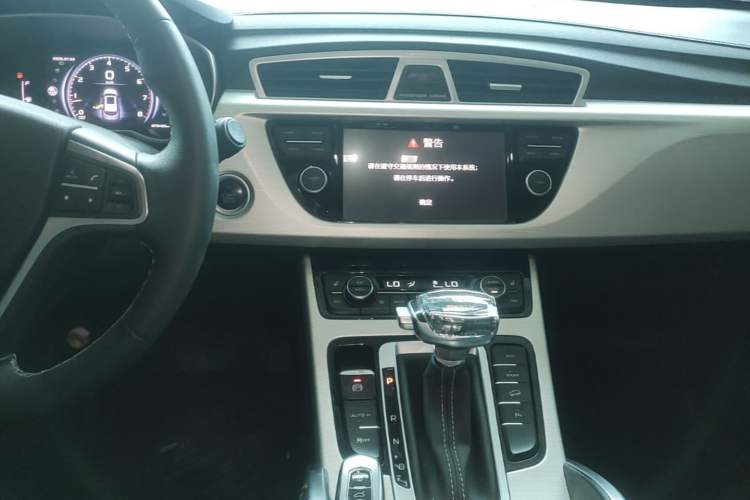 Used Geely Auto Emgrand X7 Sport 2018 1.8TD Automatic Two-Wheel Drive Smart Connect 4G Internet Edition Audio And AC Panel
