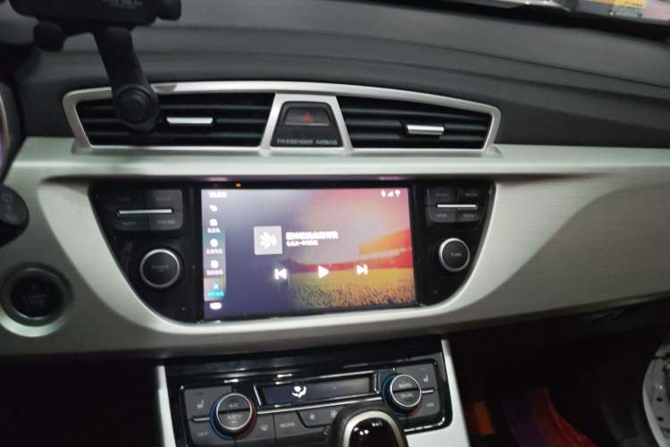Used Geely Auto Emgrand X7 Sport 2018 1.8TD Automatic Two-Wheel Drive Smart Connect 4G Internet Edition Audio And AC Panel