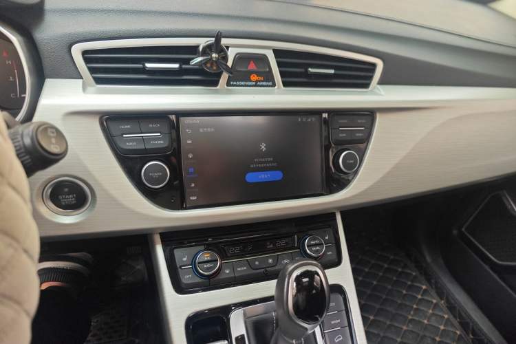 Used Geely Auto Emgrand X7 Sport 2018 1.8TD Automatic Two-Wheel Drive Smart Connect 4G Internet Edition Audio And AC Panel