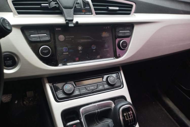 Used Geely Auto Emgrand X7 Sport 2018 2.0L Manual Two-Wheel Drive Zhiya Version Audio And AC Panel
