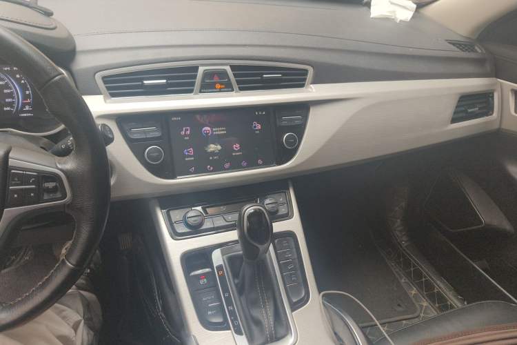 Used Geely Auto Emgrand X7 Sport 2018 1.8TD Automatic Two-Wheel Drive Smart Connect 4G Internet Edition Audio And AC Panel