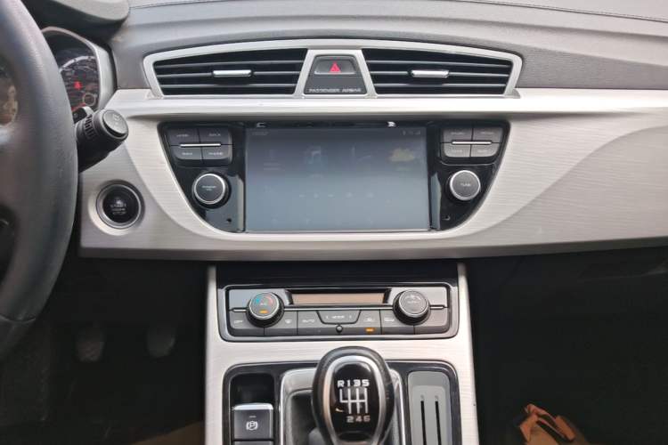 Used Geely Auto Emgrand X7 Sport 2018 2.0L Manual Two-Wheel Drive Zhiya Version Audio And AC Panel