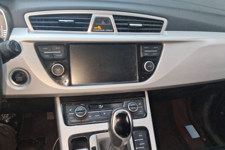 Used Geely Auto Emgrand X7 Sport 2018 Revised Version 1.8TD Automatic Two-Wheel Drive Smart Connectivity 4G-Enabled Edition Audio And AC Panel