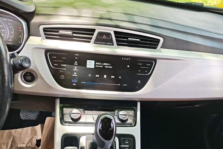 Used Geely Auto Emgrand X7 Sport 2018 1.8TD Automatic Two-Wheel Drive ZhiZun Model with 4G Connectivity Audio And AC Panel