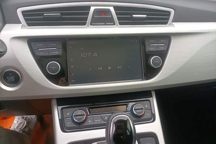Used Geely Auto Emgrand X7 Sport 2018 1.8TD Automatic Two-Wheel Drive Smart Connect 4G Internet Edition Audio And AC Panel