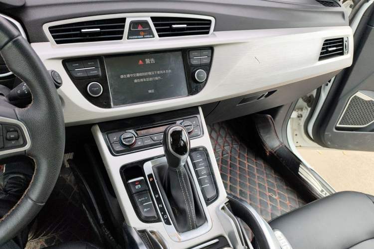 Used Geely Auto Emgrand X7 Sport 2018 1.8TD Automatic Two-Wheel Drive Smart Connect 4G Internet Edition Audio And AC Panel