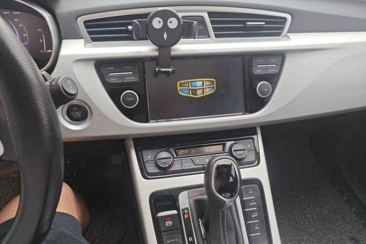 Used Geely Auto Emgrand X7 Sport 2018 1.8TD Automatic Two-Wheel Drive Smart Connect 4G Internet Edition Audio And AC Panel