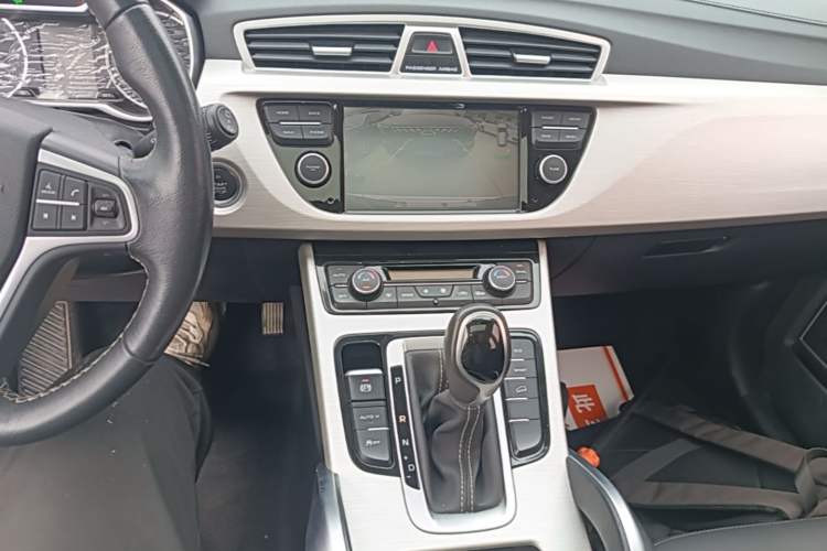 Used Geely Auto Emgrand X7 Sport 2018 1.8TD Automatic Two-Wheel Drive Zhiya Model Audio And AC Panel
