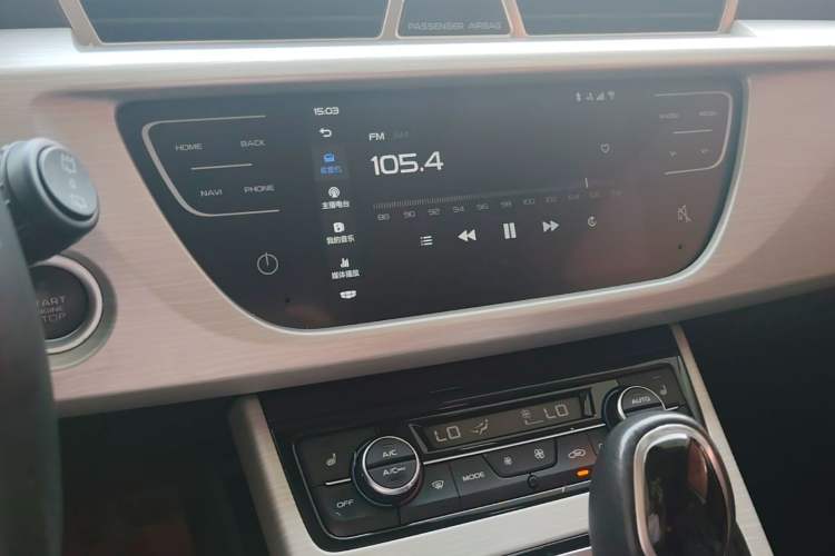 Used Geely Auto Emgrand X7 Sport 2018 1.8TD Automatic Two-Wheel Drive ZhiZun Model with 4G Connectivity Audio And AC Panel
