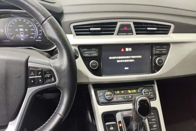 Used Geely Auto Emgrand X7 Sport 2018 1.8TD Automatic Two-Wheel Drive Smart Connect 4G Internet Edition Audio And AC Panel