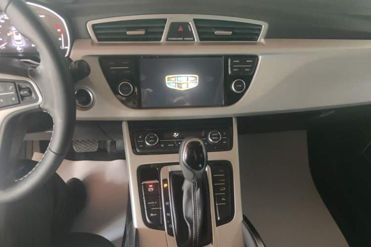 Used Geely Auto Emgrand X7 Sport 2018 1.8TD Automatic Two-Wheel Drive Smart Connect 4G Internet Edition Audio And AC Panel