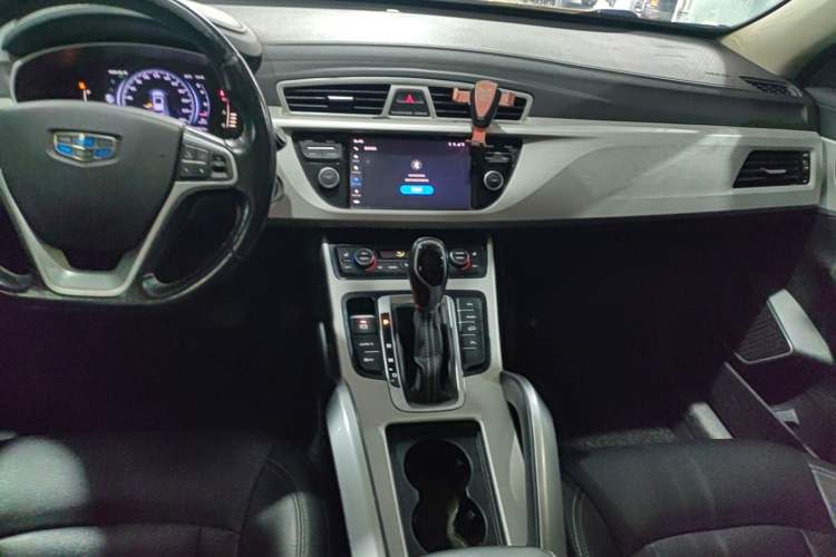 Used Geely Auto Emgrand X7 Sport 2018 1.8TD Automatic Two-Wheel Drive Smart Connect 4G Internet Edition Audio And AC Panel