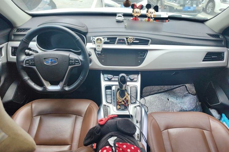 Used Geely Auto Emgrand X7 Sport 2018 1.8TD Automatic Two-Wheel Drive ZhiZun Model with 4G Connectivity Center Console