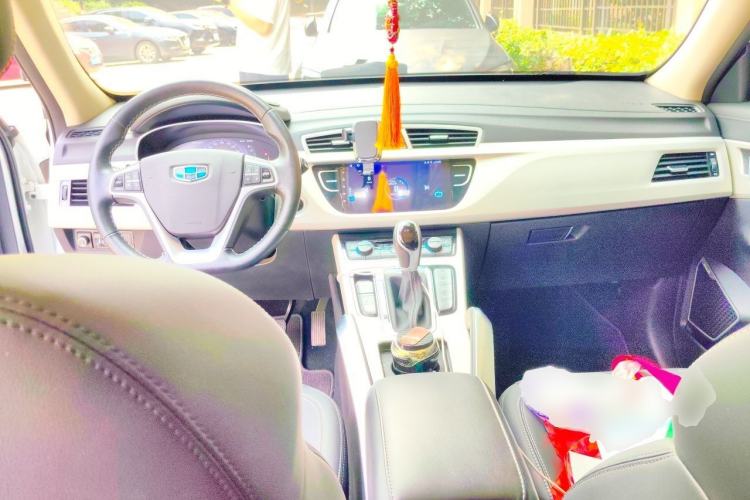 Used Geely Auto Emgrand X7 Sport 2018 1.8TD Automatic Two-Wheel Drive Smart Connect 4G Internet Edition Center Console