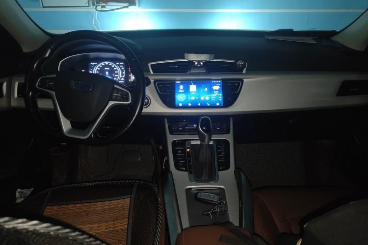 Used Geely Auto Emgrand X7 Sport 2018 1.8TD Automatic Two-Wheel Drive ZhiZun Model with 4G Connectivity Center Console