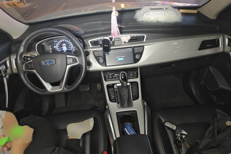 Used Geely Auto Emgrand X7 Sport 2018 1.8TD Automatic Two-Wheel Drive Smart Connect 4G Internet Edition Center Console