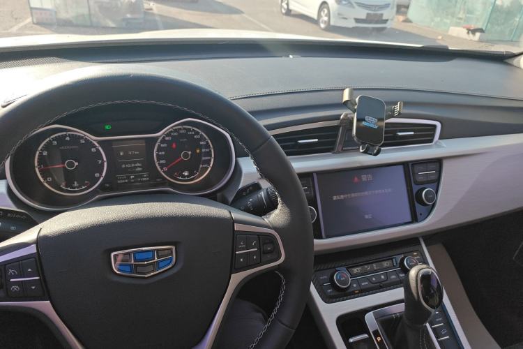 Used Geely Auto Emgrand X7 Sport 2018 1.8TD Automatic Two-Wheel Drive Zhiya Model Center Console