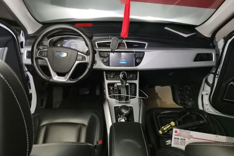Used Geely Auto Emgrand X7 Sport 2018 1.8TD Automatic Two-Wheel Drive Smart Connect 4G Internet Edition Center Console