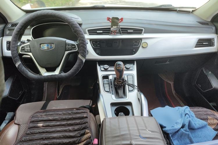 Used Geely Auto Emgrand X7 Sport 2018 1.8TD Automatic Two-Wheel Drive ZhiZun Model with 4G Connectivity Center Console