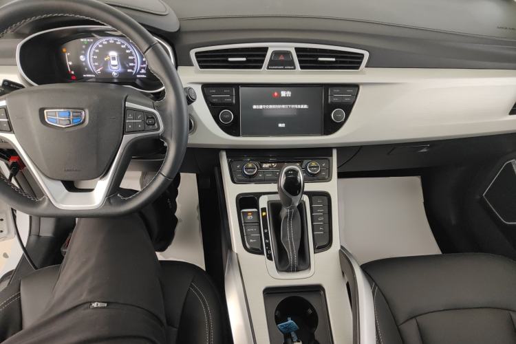 Used Geely Auto Emgrand X7 Sport 2018 1.8TD Automatic Two-Wheel Drive Smart Connect 4G Internet Edition Center Console