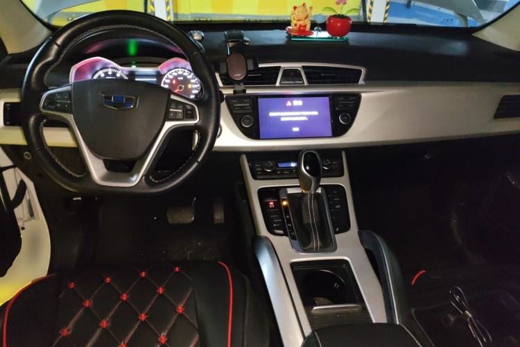 Used Geely Auto Emgrand X7 Sport 2018 1.8TD Automatic Two-Wheel Drive Zhiya Model Center Console