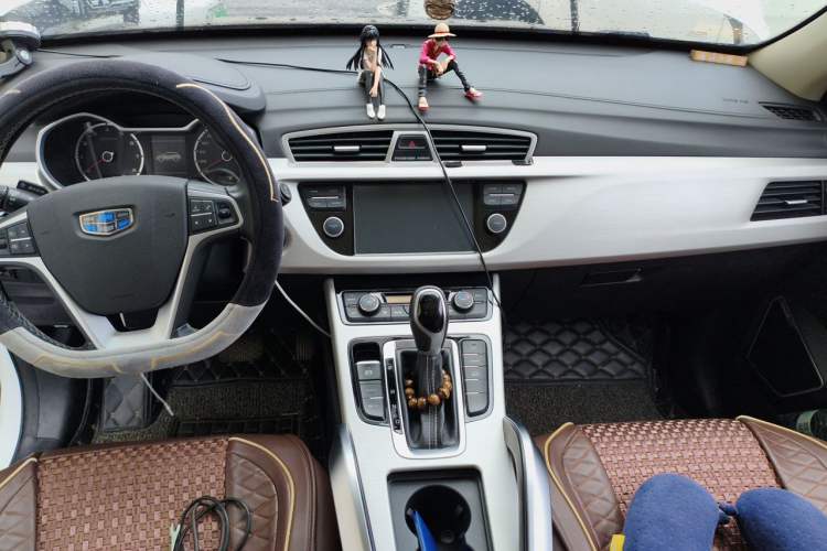 Used Geely Auto Emgrand X7 Sport 2018 1.8TD Automatic Two-Wheel Drive Zhiya Model Center Console
