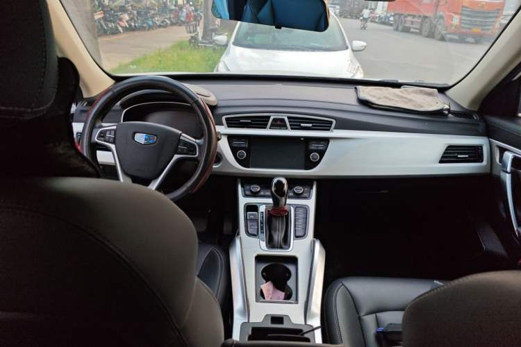Used Geely Auto Emgrand X7 Sport 2018 1.8TD Automatic Two-Wheel Drive Smart Connect 4G Internet Edition Center Console