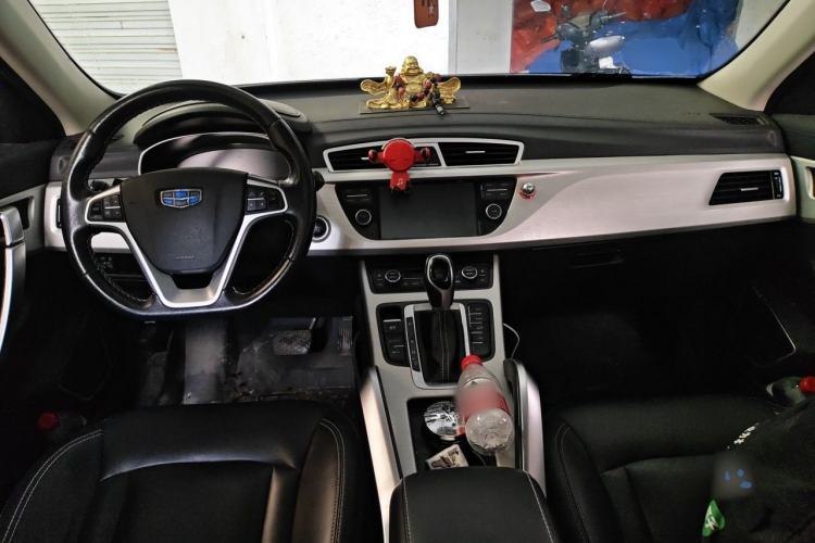 Used Geely Auto Emgrand X7 Sport 2018 1.8TD Automatic Two-Wheel Drive Smart Connect 4G Internet Edition Center Console