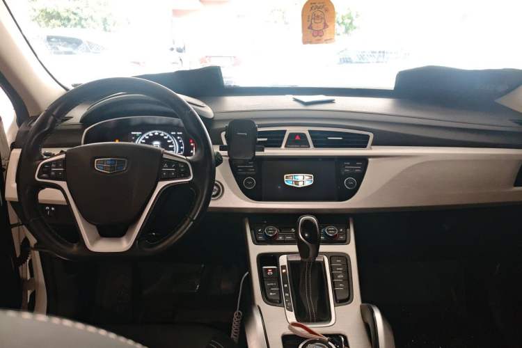 Used Geely Auto Emgrand X7 Sport 2018 1.8TD Automatic Two-Wheel Drive Smart Connect 4G Internet Edition Center Console