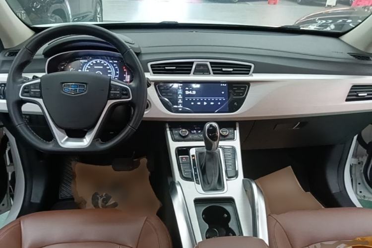 Used Geely Auto Emgrand X7 Sport 2018 1.8TD Automatic Two-Wheel Drive ZhiZun Model with 4G Connectivity Center Console
