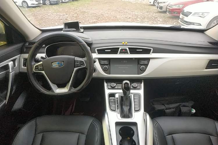 Used Geely Auto Emgrand X7 Sport 2018 1.8TD Automatic Two-Wheel Drive Smart Connect 4G Internet Edition Center Console