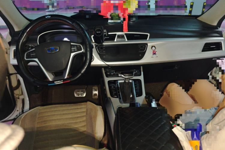 Used Geely Auto Emgrand X7 Sport 2018 1.8TD Automatic Two-Wheel Drive ZhiZun Model with 4G Connectivity Center Console