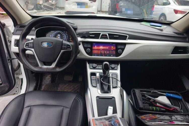 Used Geely Auto Emgrand X7 Sport 2018 1.8TD Automatic Two-Wheel Drive Smart Connect 4G Internet Edition Center Console