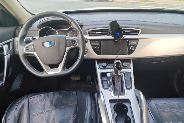 Used Geely Auto Emgrand X7 Sport 2018 Revised Version 1.8TD Automatic Two-Wheel Drive Smart Connectivity 4G-Enabled Edition Center Console