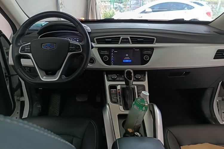 Used Geely Auto Emgrand X7 Sport 2018 Revised Version 1.8TD Automatic Two-Wheel Drive Smart Connectivity 4G-Enabled Edition Center Console