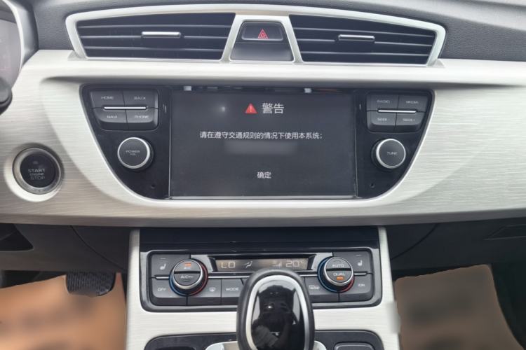 Used Geely Auto Emgrand X7 Sport 2018 1.8TD Automatic Two-Wheel Drive Smart Connect 4G Internet Edition Center Console