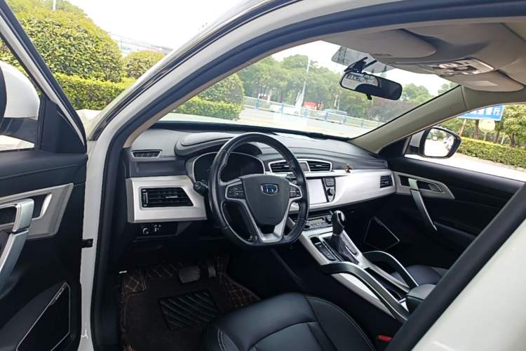 Used Geely Auto Emgrand X7 Sport 2018 1.8TD Automatic Two-Wheel Drive Smart Connect 4G Internet Edition Center Console