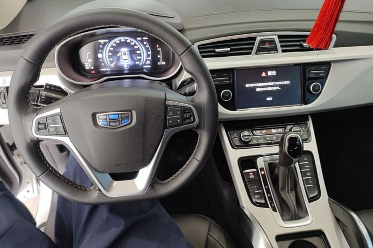 Used Geely Auto Emgrand X7 Sport 2018 1.8TD Automatic Two-Wheel Drive Smart Connect 4G Internet Edition Center Console