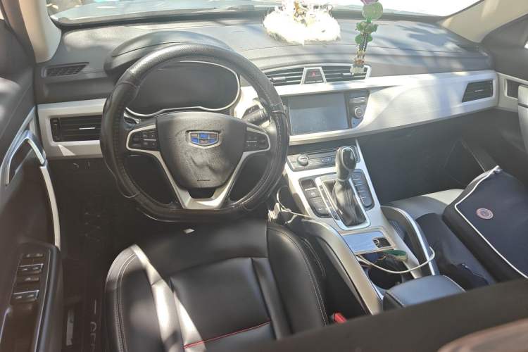 Used Geely Auto Emgrand X7 Sport 2018 1.8TD Automatic Two-Wheel Drive Smart Connect 4G Internet Edition Center Console