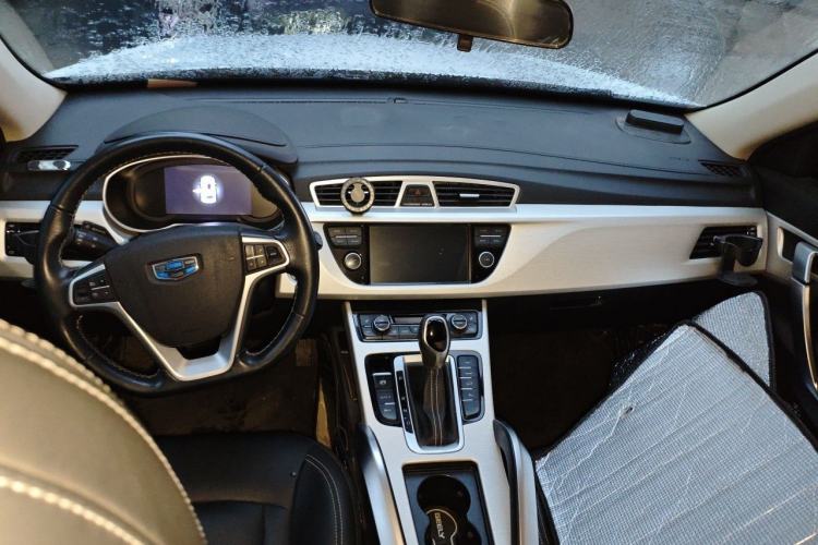 Used Geely Auto Emgrand X7 Sport 2018 1.8TD Automatic Two-Wheel Drive Smart Connect 4G Internet Edition Center Console