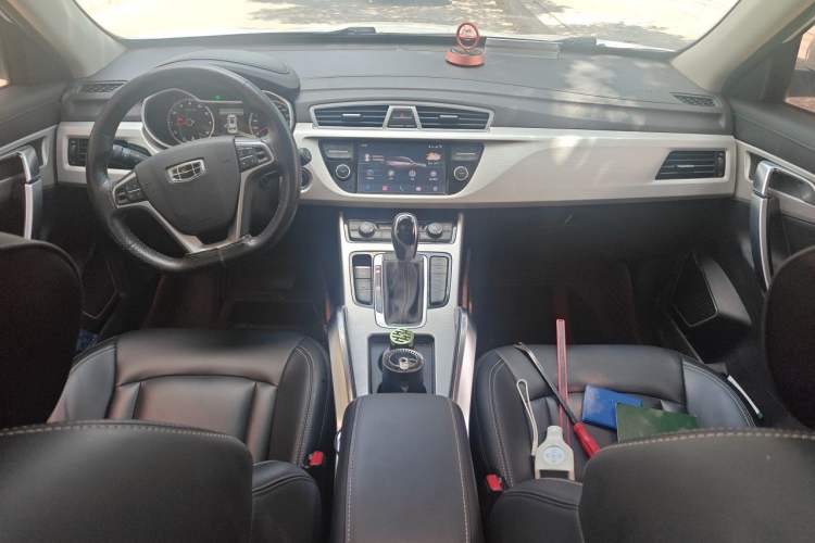 Used Geely Auto Emgrand X7 Sport 2018 1.8TD Automatic Two-Wheel Drive Zhiya Model Center Console