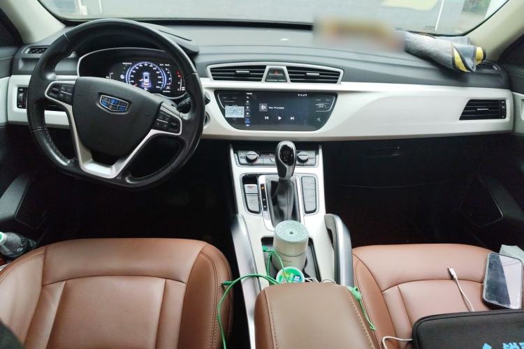 Used Geely Auto Emgrand X7 Sport 2018 1.8TD Automatic Two-Wheel Drive ZhiZun Model with 4G Connectivity Center Console