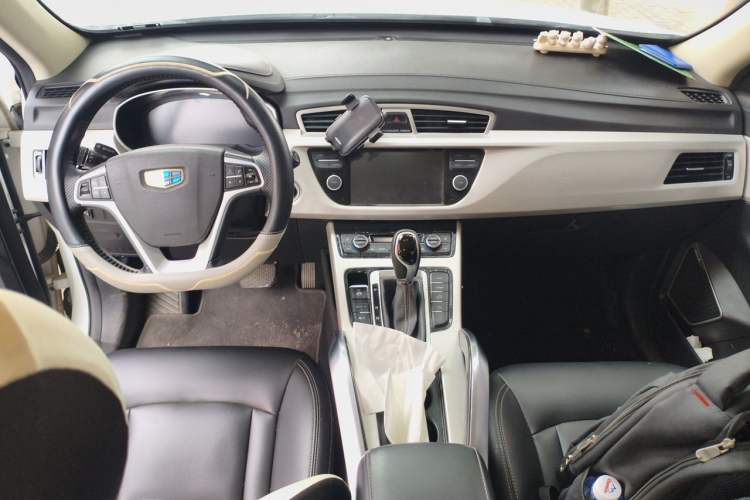 Used Geely Auto Emgrand X7 Sport 2018 1.8TD Automatic Two-Wheel Drive Smart Connect 4G Internet Edition Center Console