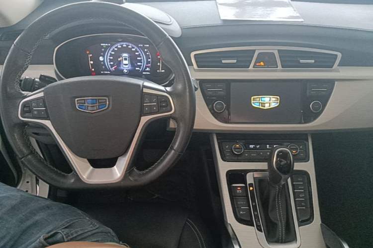 Used Geely Auto Emgrand X7 Sport 2018 1.8TD Automatic Two-Wheel Drive Smart Connect 4G Internet Edition Center Console