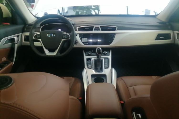 Used Geely Auto Emgrand X7 Sport 2018 1.8TD Automatic Two-Wheel Drive ZhiZun Model with 4G Connectivity Center Console