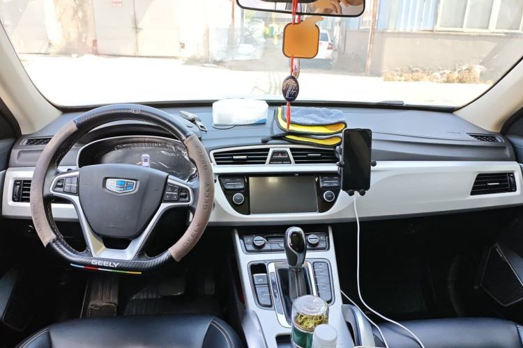 Used Geely Auto Emgrand X7 Sport 2018 1.8TD Automatic Two-Wheel Drive Smart Connect 4G Internet Edition Center Console